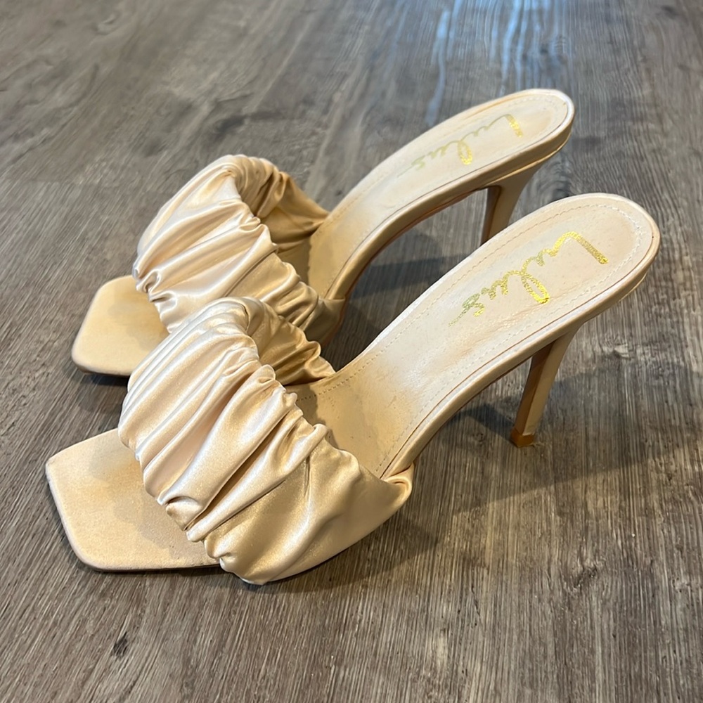 Lulus beige 2” heels